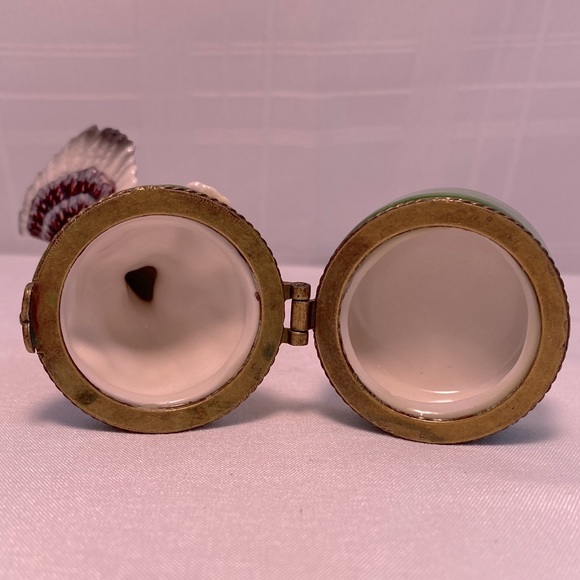 American Bald Eagle sits atop this hand painted porcelain keepsake box. - Picture 6 of 9